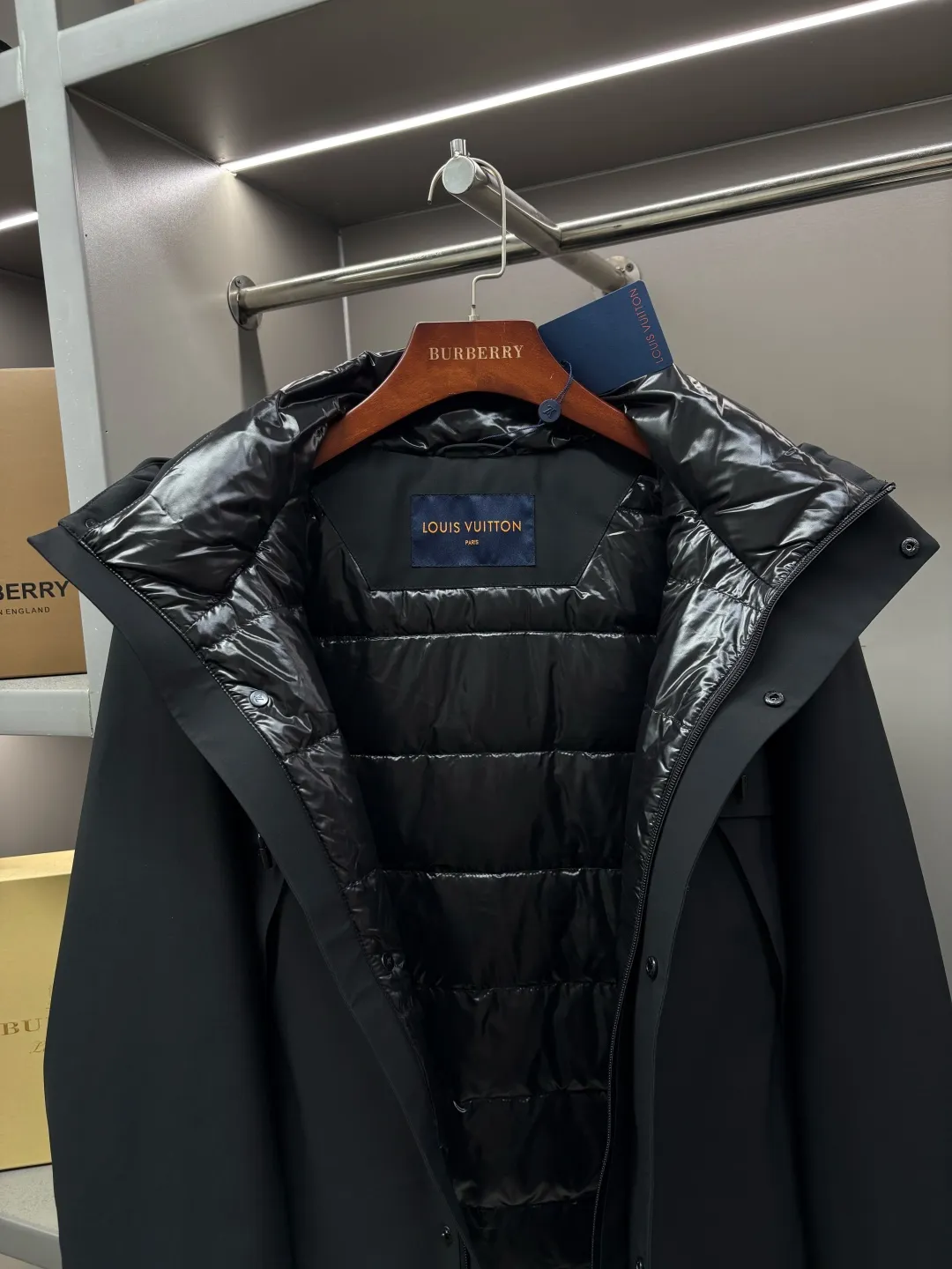 🅿️1440 LV Louis Vuitton's new lettered down jacket is rarely available through trading company channels, and will be sold simultaneously on the official website! V's new down jacket is a popular fashion item this winter. The fabric is made of customized high-density technical fiber blend material, which has excellent windproof, waterproof and anti-velvet capabilities! This means you can wear it outside in the cold winter months with confidence and stay dry and warm whether it’s windy, rainy or snowy! This design not only increases the overall sense of layering, but also makes you look more outstanding when wearing it!  The interior is filled with European standard imported 90 white goose down. The interior is divided into sections through horizontal quilting technology, making the down jacket full and fluffy. It not only provides sufficient warmth, but also maintains a light feeling, making you more comfortable when wearing it! As well as hardware accessories engraved with the brand's logo, it shows luxurious and elegant details! The casual and versatile version, whether you are a boy or a girl, can easily interpret different styles, making you the center of attention in different occasions! Size: M-XXXL Color: black beige
